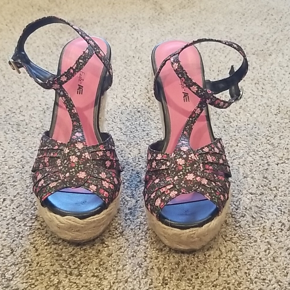 American Eagle | Floral Wedges - Picture 4 of 7